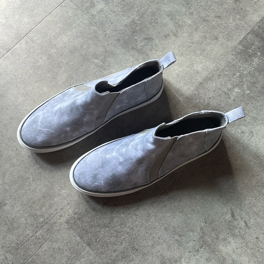 NWOT Tom’s 8.5 gray tie dye shoes